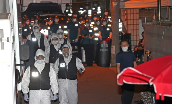 지난20일 오후 신종 코로나바이러스 감염증(코로나19) 확진자가 다수 발생한 서울 성북구 사랑제일교회에서 경찰 관계자들이 중대본의 역학조사 중 밖으로 나오고 있다/사진=연합뉴스