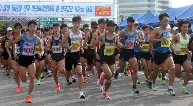 코로나19 재확산 속에서도 전국 마라톤대회가 예정대로 진행됐다. 280명의 선수들이 마스크 없이 경기에 임해 코로나19 전파 우려가 제기됐다. /사진=연합뉴스