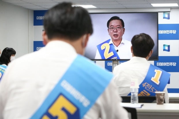  지난 22일 서울 여의도 더불어민주당 중앙당사에서 열린 당대표 및 최고위원 후보 수도권 온택트 합동연설회에서 김부겸 당대표 후보가 영상연설을 하고 있다. /사진=연합뉴스