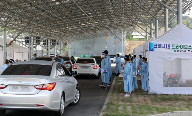  23일 오후 전남 순천시 팔마체육관에 마련된 드라이브 스루 선별진료소에 코로나 19 검사를 받으려는 차량이 길게 늘어서 있다. 사진=연합뉴스
