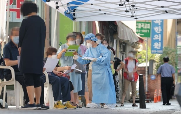 24일 오전 서울 성북구보건소에 마련된 코로나19 선별진료소에서 시민들이 검사를 받기 위해 줄 서 있다. /사진=연합뉴스