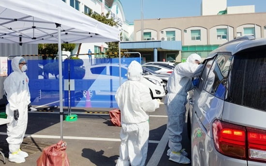 중앙방역대책본부에 따르면 28일 0시 기준으로 국내 신종 코로나바이러스 감염증(코로나19) 신규 확진자가 371명 늘었다. 사진=연합뉴스