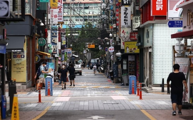 썰렁한 신촌 일대. 음식점은 물론이고 원룸 일대까지 한산하다(사진=연합뉴스)