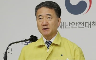 박능후 "종교모임 비대면 당부…의료진에 비상식적 행위 용납 안돼"