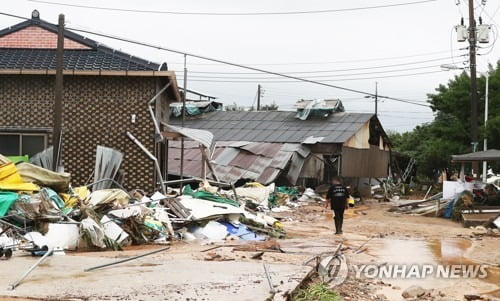 "집채만한 흙탕물 파도 덮쳐"…이천 저수지 붕괴로 마을 초토화