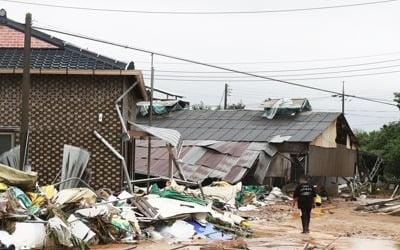 "집채만한 흙탕물 파도 덮쳐"…이천 저수지 붕괴로 마을 초토화