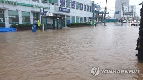 차량 잠기고 마트에 발묶이고…폭우에 천안·아산도 온통 물난리