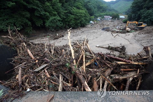 [르포] 저수지 둑 '와르르'…"해일같이 밀려든 물에 지붕 대피"