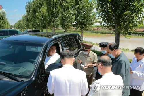 김정은, 이틀간 황북 수해현장 방문…전략식량·물자 풀어