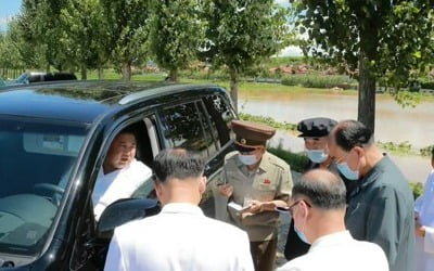 김정은, 이틀간 황북 수해현장 방문…전략식량·물자 풀어