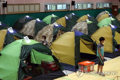 "다닥다닥 텐트, 코로나 걸릴라" 슬픔 속 이재민, 감염 불안까지