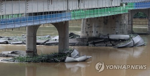 '의암호 사고' 동시다발 압수수색…'네 탓' 끝낼 증거 나올까