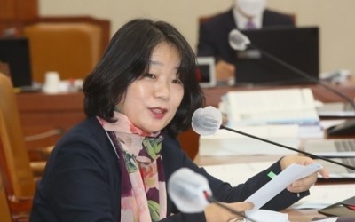검찰, 윤미향 소환조사…'정의연 회계의혹' 수사 3개월만