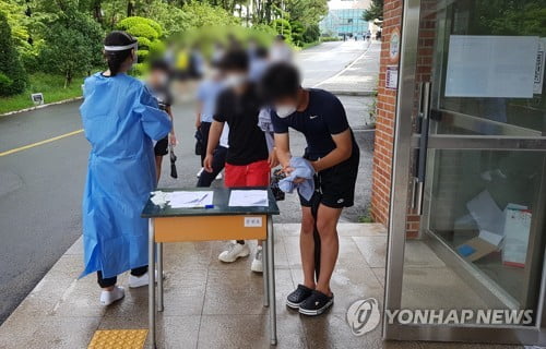 당국 "수도권 일촉즉발 상황…악화시 거리두기 상향조치 불가피"