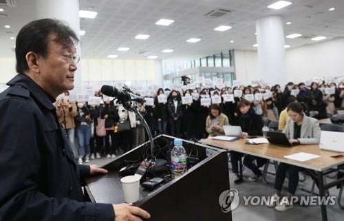 '제자 강제추행 혐의' 하일지 교수에 징역 2년 구형