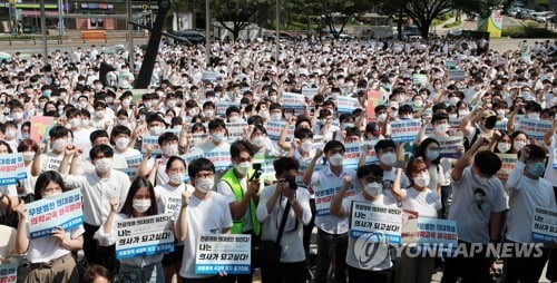 부산서도 의료인 2천명 참석 궐기대회…"불통정책 철회하라"