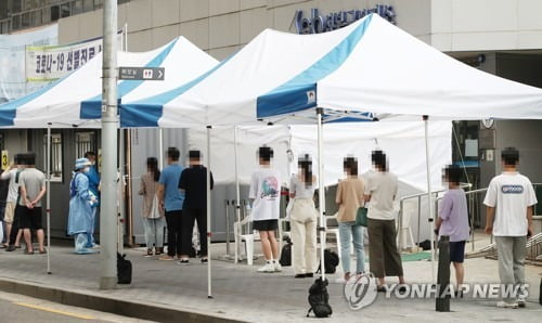 대유행 본격화 조짐…300명대 급증에 3단계 논의 들어가나