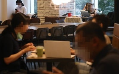 "야외는 괜찮겠지" 무더위에 마스크 벗고…카페에 '턱스크' 속출