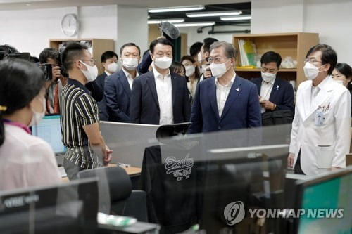 문대통령 "방역단계 3단계 격상 신중히…2단계 효과 지켜보자"