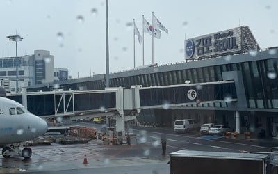 김포공항 차량검문소 보안요원 2명 추가 확진…총 3명으로 늘어