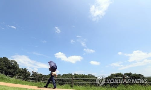 최고 33도 폭염 계속…내일 제주도부터 태풍 마이삭 간접 영향