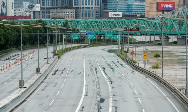 [자료사진] 집중호우로 출근길 서울 주요 도로 곳곳이 통제된 6일 오전 서울 올림픽대로 한강대교에서 양화대교 구간 도로가 텅 비어 있다. 사진=뉴스1