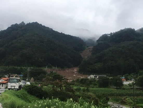 8일 전날 곡성군 오산면 마을 뒷산에서 토사가 무너져 내려 주택 5채가 매몰됐다.사진=뉴스1