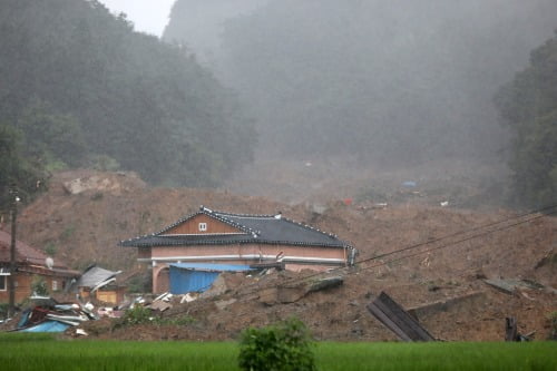  8일 오전 전남 곡성 오산면 산사태 현장에 토사가 마을을 뒤덮고 있다. 사진=뉴스1