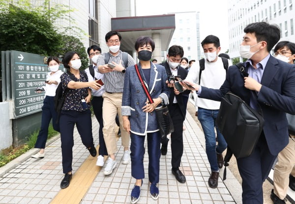 전남 목포 부동산 투기 혐의로 재판에 넘겨진 손혜원 전 국회의원이 12일 오후 서울 양천구 남부지법에서 열린 1심 선고공판을 마친 뒤 법정을 나서고 있다. 사진=뉴스1