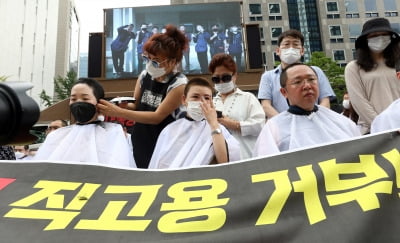 삭발한 인천공항 비정규직의 절규…"정규직 전환으로 우릴 죽이지 마라"