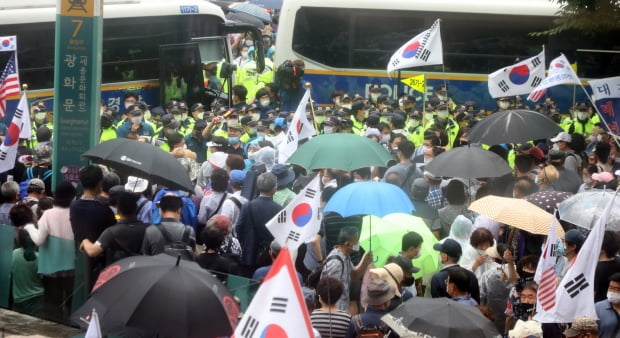 보수단체 회원들이 15일 서울 광화문 광장 일대에서 집회를 하고 있다. /사진=뉴스1