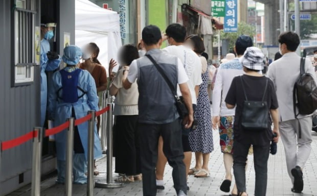 18일 사랑제일교회 소재지인 서울 성북구의 구립보건소 앞에 마련된 선별진료소에서 시민들이 코로나19 검사를 받기 위해 줄을 서 기다리고 있다.사진=뉴스1