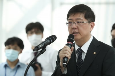 김홍걸, 100만원 버는 아들에게 '20억 강남 아파트' 증여 논란