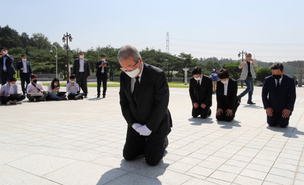 김종인 미래통합당 비상대책위원장이 19일 오전 광주 북구 국립5·18민주묘지에서 무릎 꿇고 참배하고 있다. /사진=뉴스1