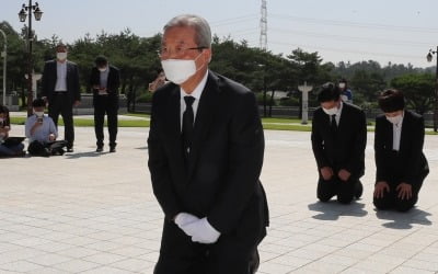 김종인 광주서 무릎꿇은 날…이해찬 "코로나 재확산 책임져라"