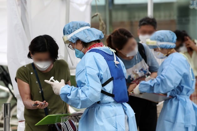 전북 군산에서 서울 사랑제일교회 관련 확진자와 접촉한 일가족 3명이 잇따라 코로나19 확진 판정을 받았다. 사진은 서울 소재 선별진료소의 의료진 모습. 기사와 무관함. /사진=뉴스1