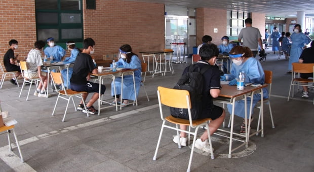 인천 서구 간재울중학교에서 검체 검사가 이뤄지고 있다. 사진=뉴스1