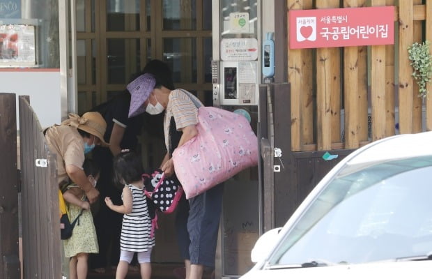 서울 종로구의 한 국공립어린이집에서 할머니들이 자녀를 긴급돌봄교실로 등원 시키고 있다. 사진=뉴스1