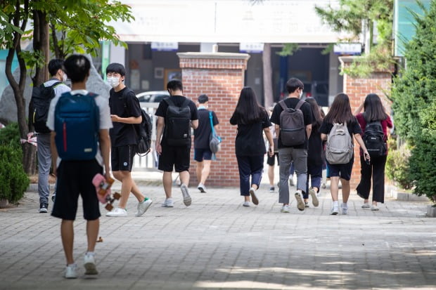 서울시내 한 고등학교에서 수업을 마친 학생들이 하교하고 있다.(사진=뉴스1)