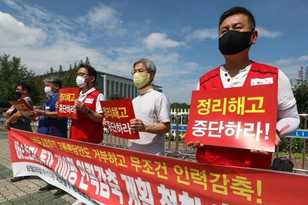 이스타항공 조종사노조는 26일 국회 앞에서 민주노총 공공운수노조, 정의당과 함께 기자회견을 열고 