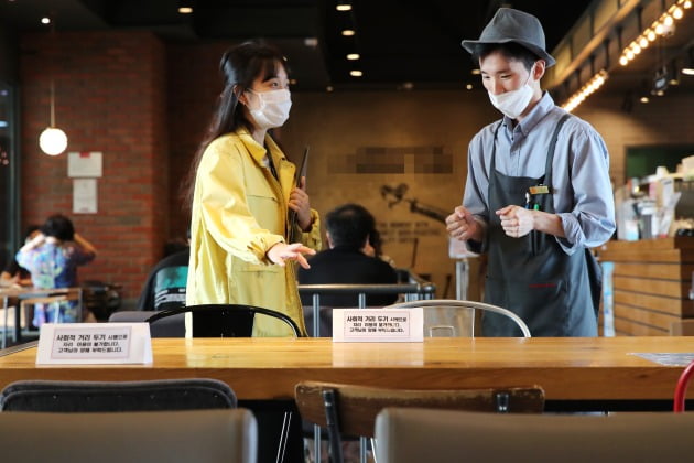 서울 성동구청 직원들이 26일 오전 프랜차이즈 카페를 방문해 테이블 간 거리두기 등의 거리두기 지침 이행여부를 점검하고 있다. 사진=뉴스1