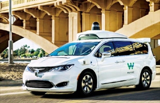 차량 전면부와 지붕에 각종 센서를 장착한 자율주행 택시 웨이모 원. 사진=구글