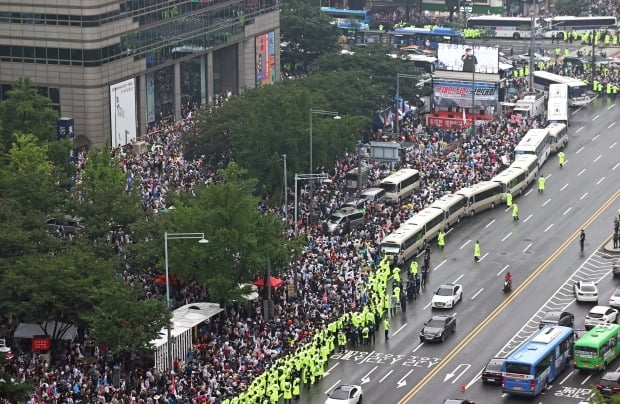 광복절인 지난달 15일 서울 종로구 동화면세점 앞에서 '문재인 정권 규탄' 집회가 열리고 있다/사진=연합뉴스