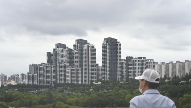 서울 동작대교에서 바라본 한강변 강남 아파트 단지 모습. /한경DB