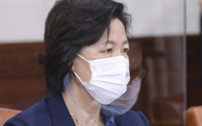 추미애 "보좌관이 뭐하러 사적 지시 받겠나"…보좌관 軍 전화 의혹 부인