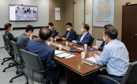 정진학 동양 대표이사(맨 오른쪽·유진기업 사업총괄 사장)를 비롯한 임직원 60여명은 1일 온라인 화상회의를 통해 '2020 목표달성 라스트스퍼트' 캠페인 발대식을 갖고 구체적인 캠페인 운영 방안 등에 대해 논의했다. 유진그룹 제공