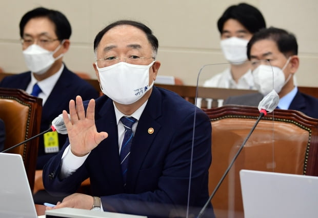 홍남기 "반포자이도 떨어졌다…부동산 시장 쏠림 완화"