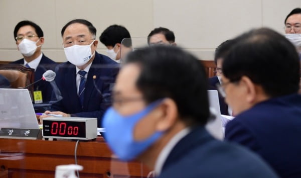 홍남기 경제부총리 겸 기획재정부 장관이 1일 국회에서 열린 기획재정위원회 전체회의에서 의원들의 질의에 답변하고 있다. /사진=김범준 기자 bjk07@hankyung.com