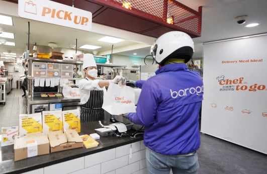 신세계푸드가 서울 역삼동에서 운영 중인 배달전문 매장 '셰프투고'에서 배달원(라이더)가 음식을 픽업하고 있다.   신세계푸드 제공 