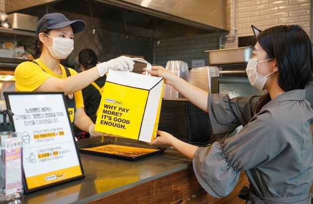 서울 성수동 노브랜드 버거 매장에서 소비자가 주문한 음식을 방문포장(테이크아웃)하고 있다.  신세계푸드 제공